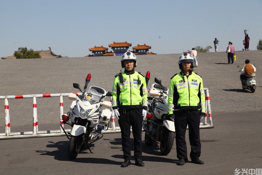 商丘市公安局领导督导检查国庆假期交通安保工作并慰问一线执勤交警(图4)