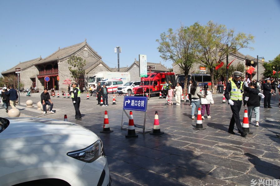 商丘市公安局领导督导检查国庆假期交通安保工作并慰问一线执勤交警(图3)