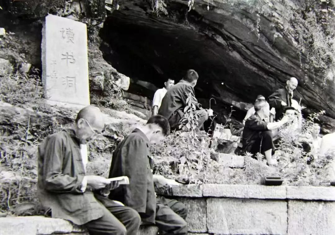 共和国75周年礼赞丨一部诗集，“诗”润屈原村(图2)
