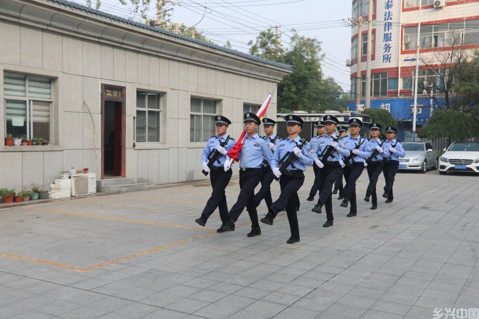 商丘梁园区法院国庆节后第一天举行升国旗仪式(图2)