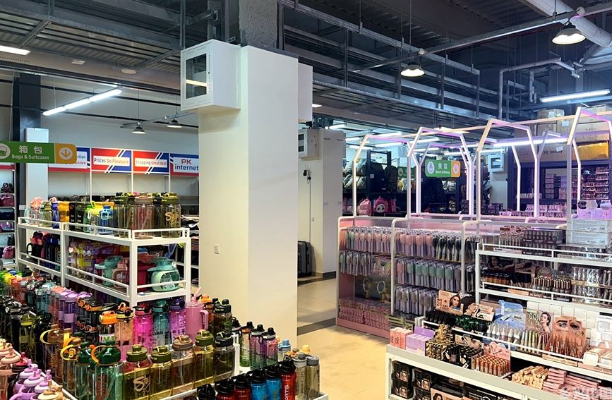 吴宇鑫店铺中的商品均来自义乌。受访者供图