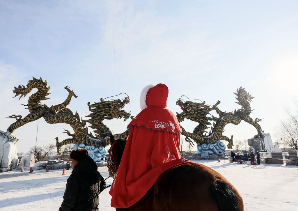 12月4日，一名游客在嘉年华现场体验骑马巡游。