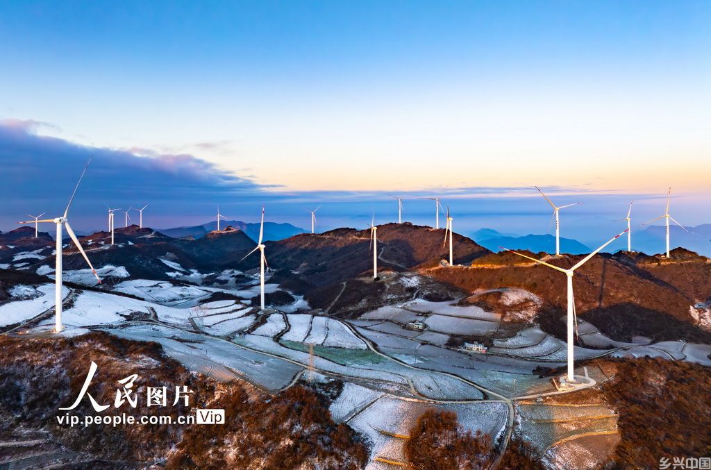 湖北秭归：山巅风电成风景