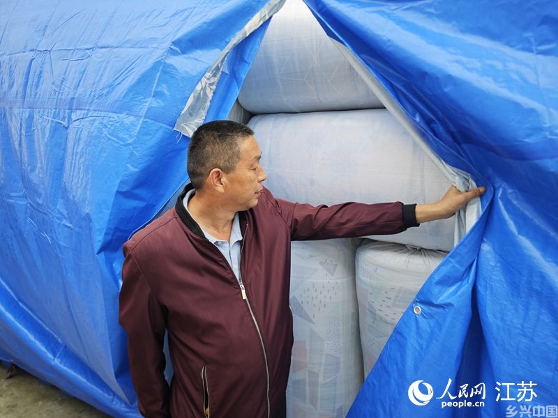 黄跃忠在检查即将发往安哥拉的货物。人民网 徐晨曦摄