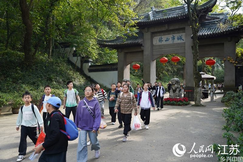 镇江南山景区入口处前来游玩的学生。郜超摄