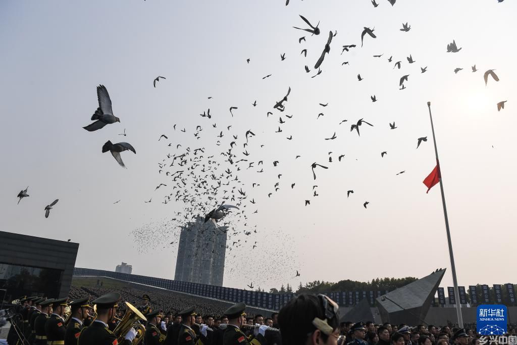 12月13日，和平鸽在侵华日军南京大屠杀遇难同胞纪念馆上空飞翔。新华社记者 季春鹏 摄