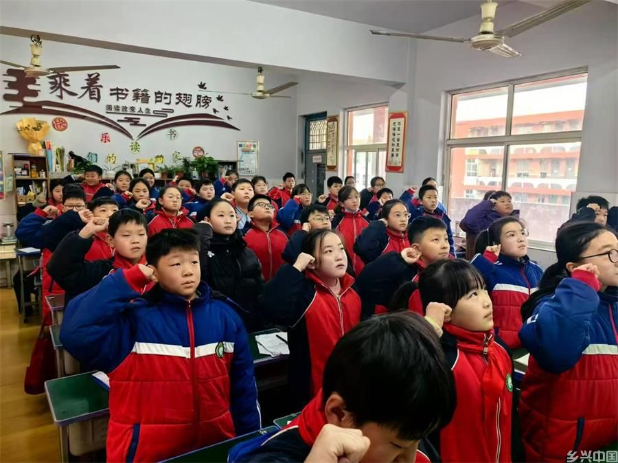 商丘市梁园区民主路第三小学举行“迎接新曙光   感恩创未来”主题升旗仪式(图3)