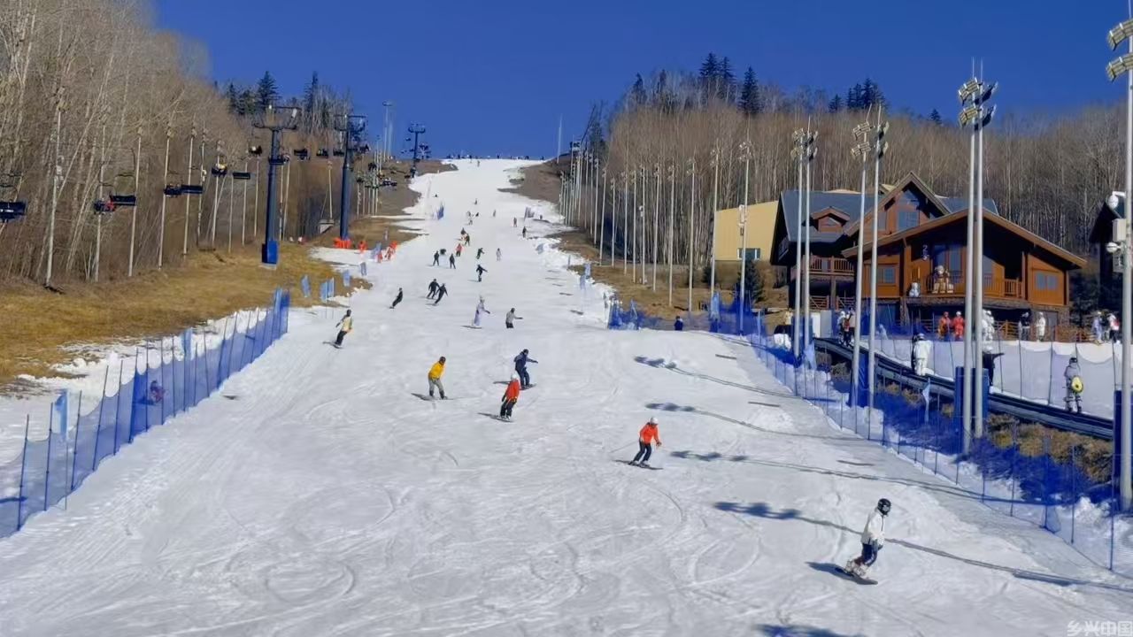 以“粉雪”之名起势 ——从三个维度看长白山脉凭何以滑雪胜地“出圈”(图3)