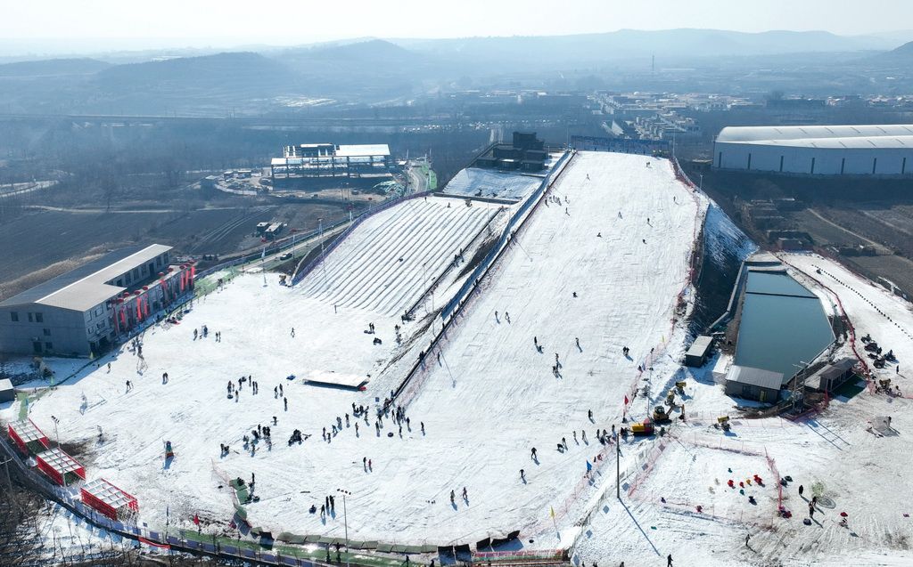 1月19日，游客在邯郸市复兴区东高河村滑雪场内滑雪游玩（无人机照片）。