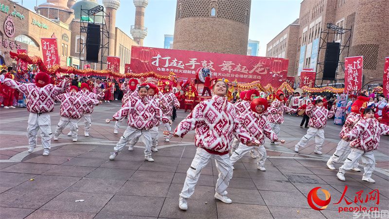 敲起锣来打起鼓 大巴扎里年味浓(图2)