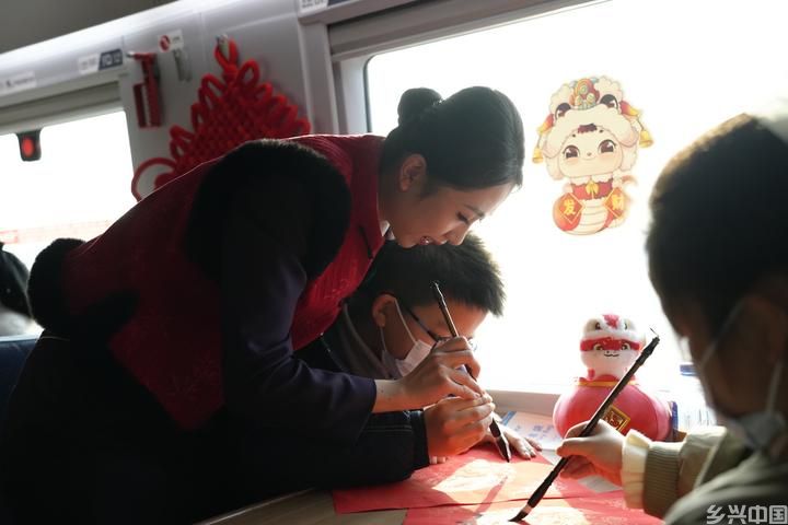 列车上过小年 让回家的路更温暖(图2)