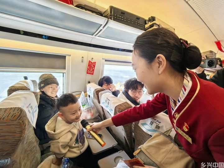 列车上过小年 让回家的路更温暖(图3)