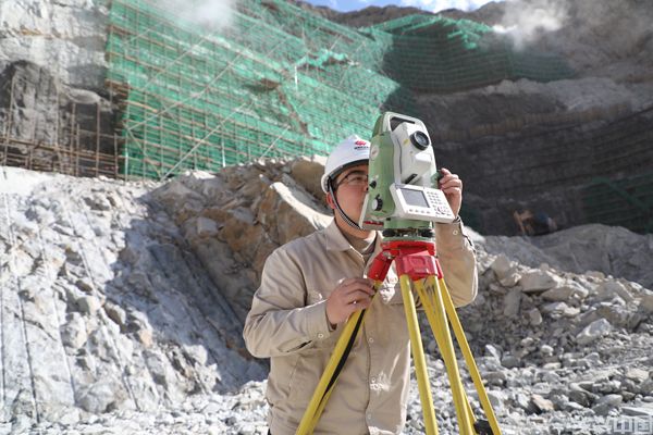 旭龙水电站建设者检查大坝坝肩边坡测量放点情况。受访者供图