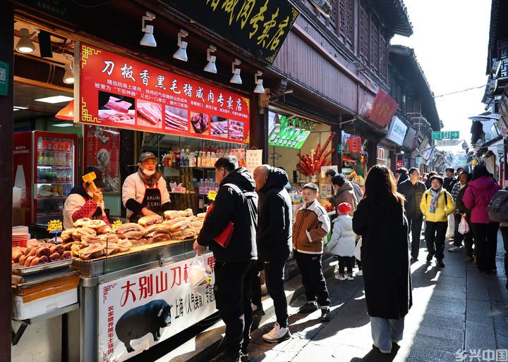 金蛇贺岁 春满神州——全国各地群众喜迎乙巳春节(图4)