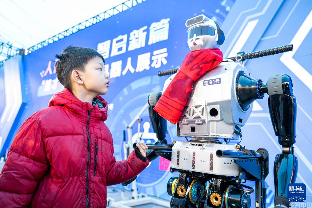 湖北楚才系列人形机器人亮相武汉(图1)
