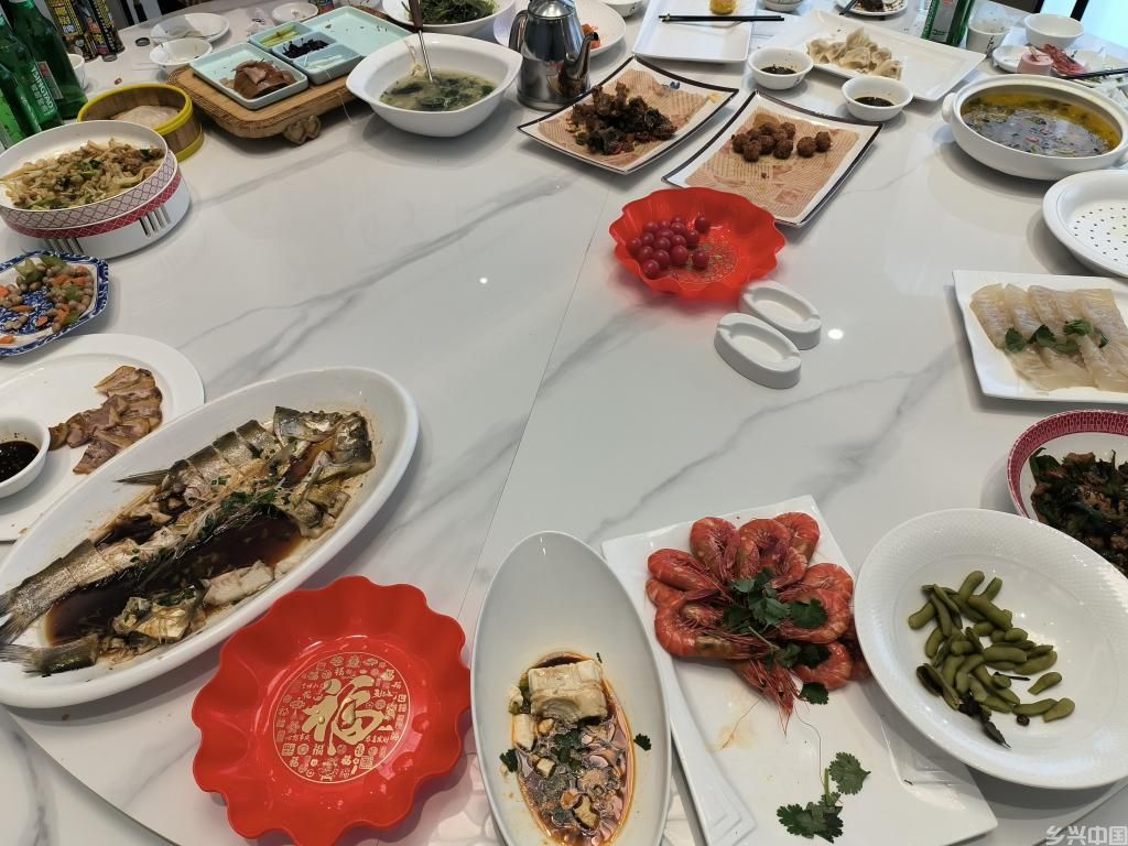 关注粮食浪费丨如何避免节日盛宴变“剩宴”？(图1)