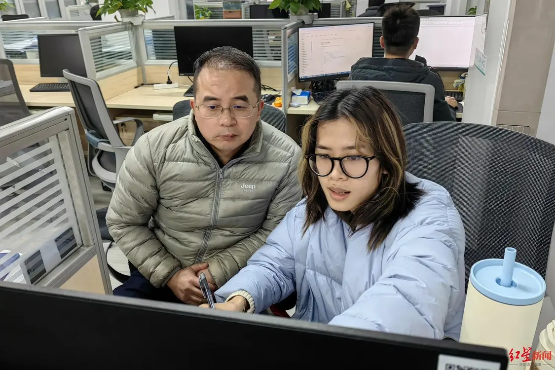 ▲雷舜东（左）与技术人员余妍秋交流技术