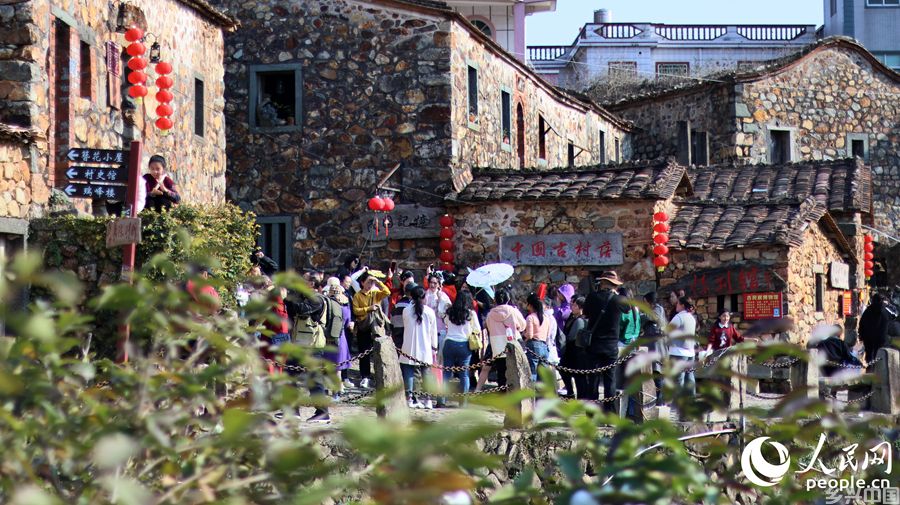 游客纷至沓来打卡拍照，畅享春日风光。人民网 李昌乾摄