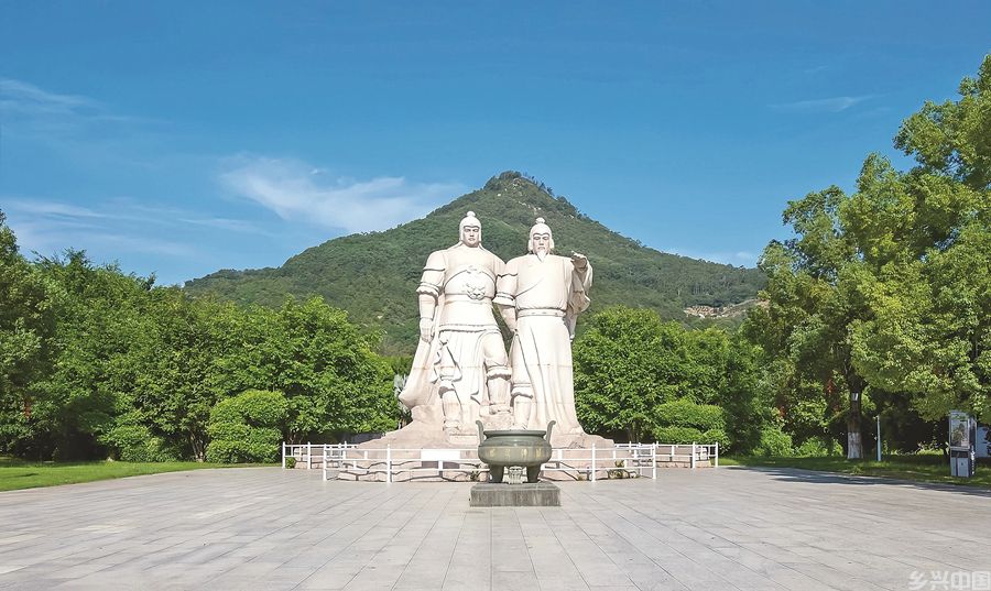 位于漳州市云霄县的陈元光、陈政雕像。李金文摄