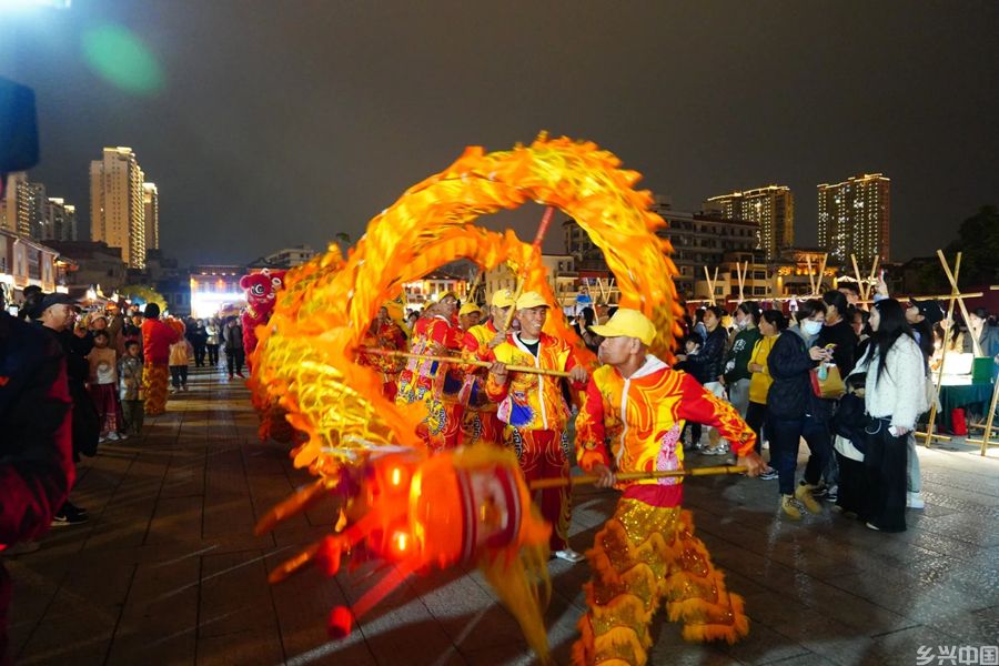 夜幕降临，漳州古城的特色展演吸引众多市民和游客观看。漳州市文化和旅游局供图