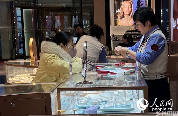 消费者在一家商场的黄金专柜购买黄金饰品。人民网记者 杜燕飞摄