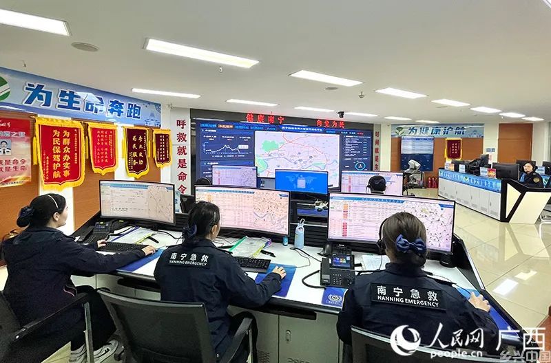 南宁120在广西率先建成并使用云调度指挥平台,实现移动指挥调度。人民网 韦欢摄