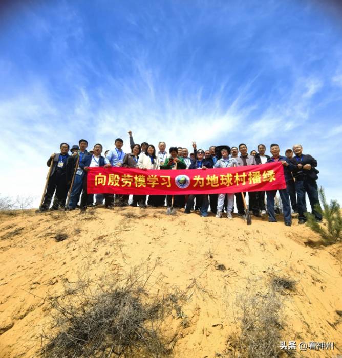 世界地球日，毛乌素沙漠迎来七省市区播绿志愿者(图2)