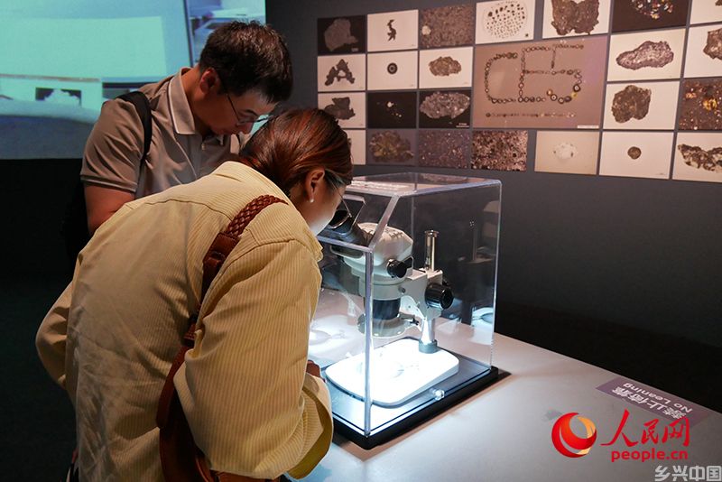 “九天揽月——中国探月工程20年”展览现场。人民网记者 韦衍行摄