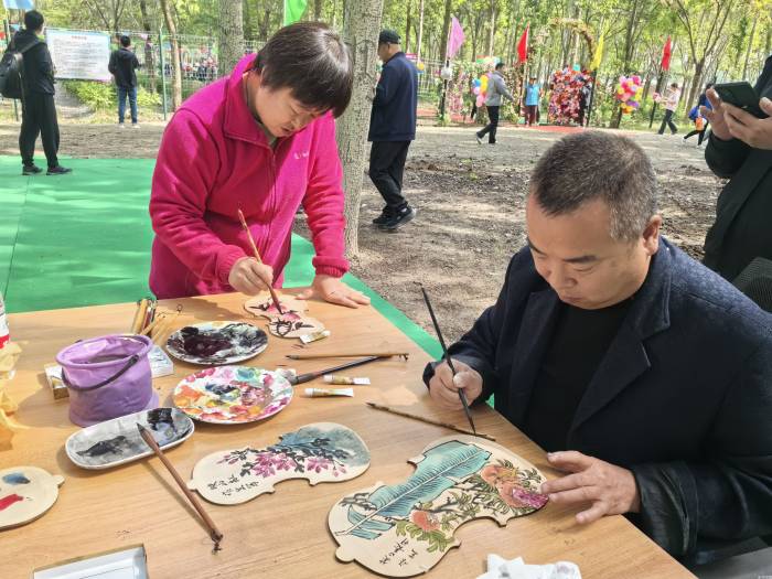 北京平谷东高村镇前台头村10万株芍药进入始花期(图2)