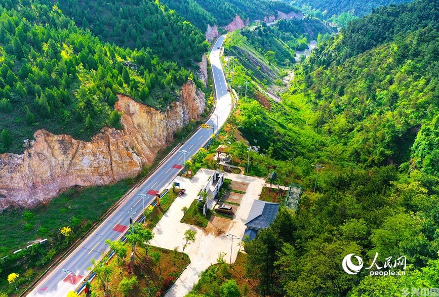 三门峡市卢氏县Y053豫西大峡谷旅游公路。人民网记者 王玉兴摄