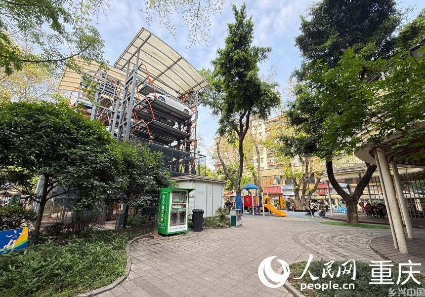 白马凼社区的立体停车场。人民网记者 胡虹摄
