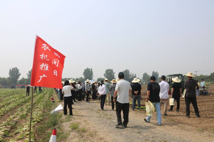 30余种蔬菜专用农机装备集中亮相京郊“田间日”(图4)