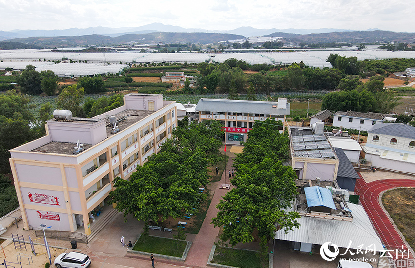 永仁县一处供务工群众住宿的“幸福里”社区，社区附近便是种植基地。人民网记者 符皓摄