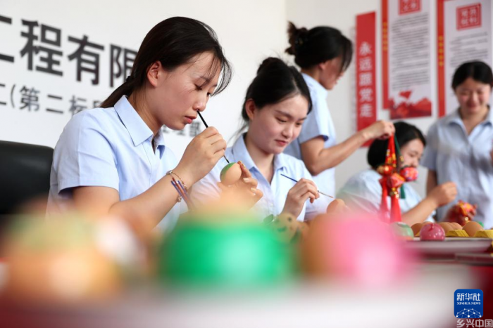 工地粽飘香 民俗迎端午(图2)