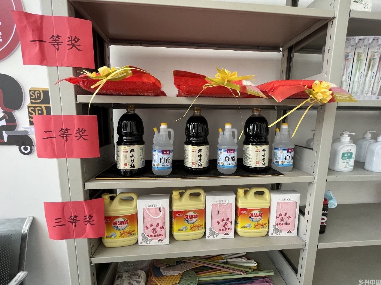 老人们通过参加活动兑换相应的奖品。成武县委宣传部供图
