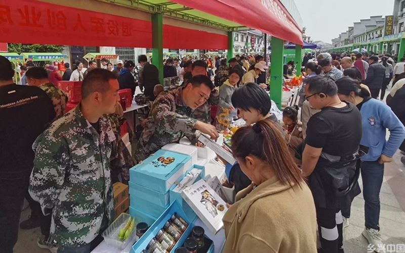在“马头大集 爱在淮阴”市集活动上，退役军人有自己的专属摊位。淮阴区委宣传部供图