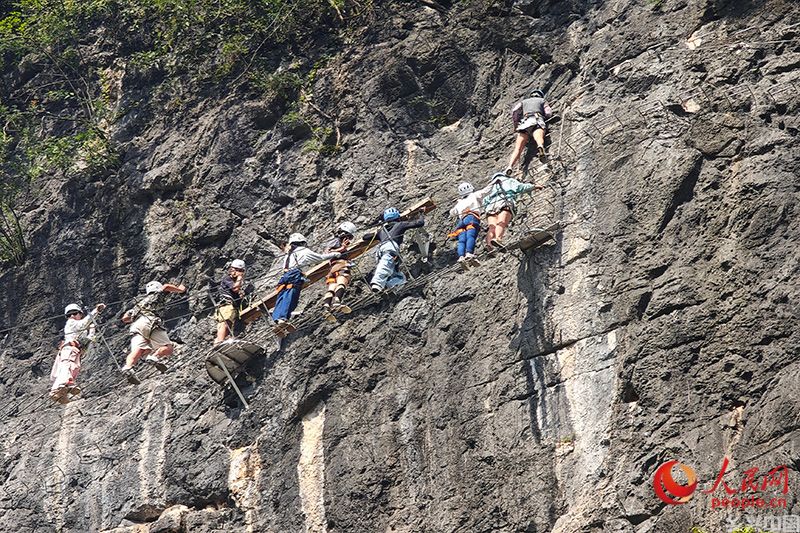 岩壁“堵车”中。人民网 雷琦竣摄