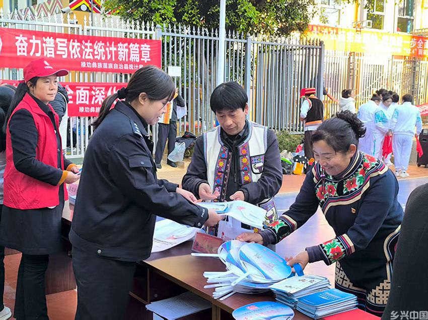 【3】屏山司法所送法进社区。屏山司法所供图
