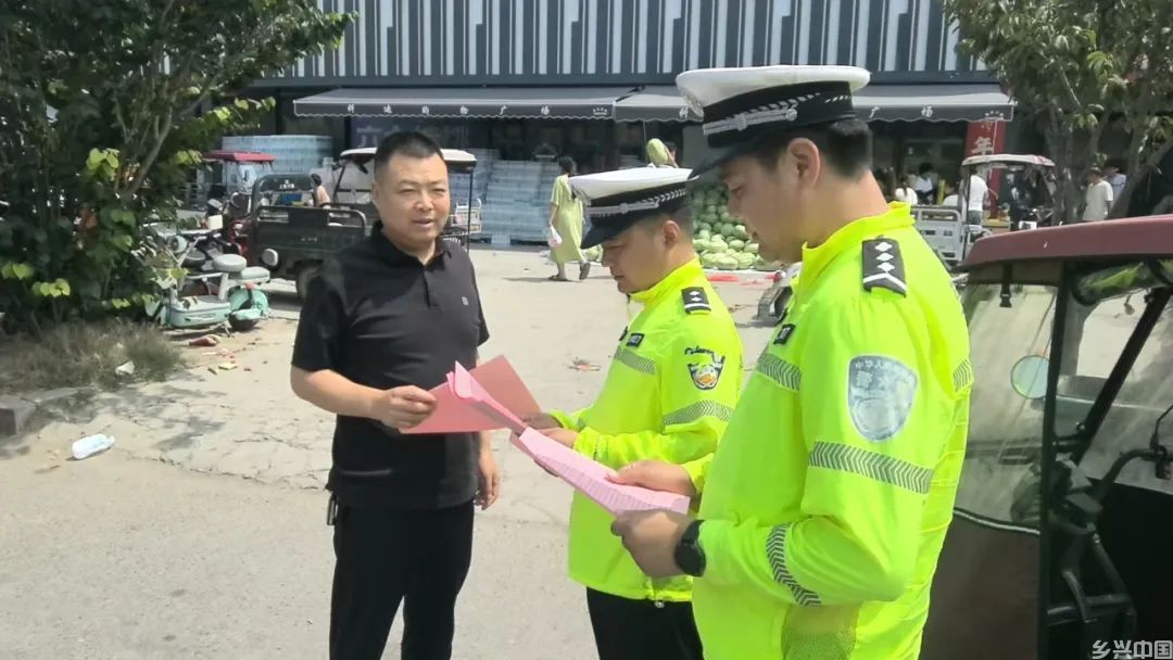 美丽乡村行：交通安全宣传“赶大集” 烟火气中话安全(图2)
