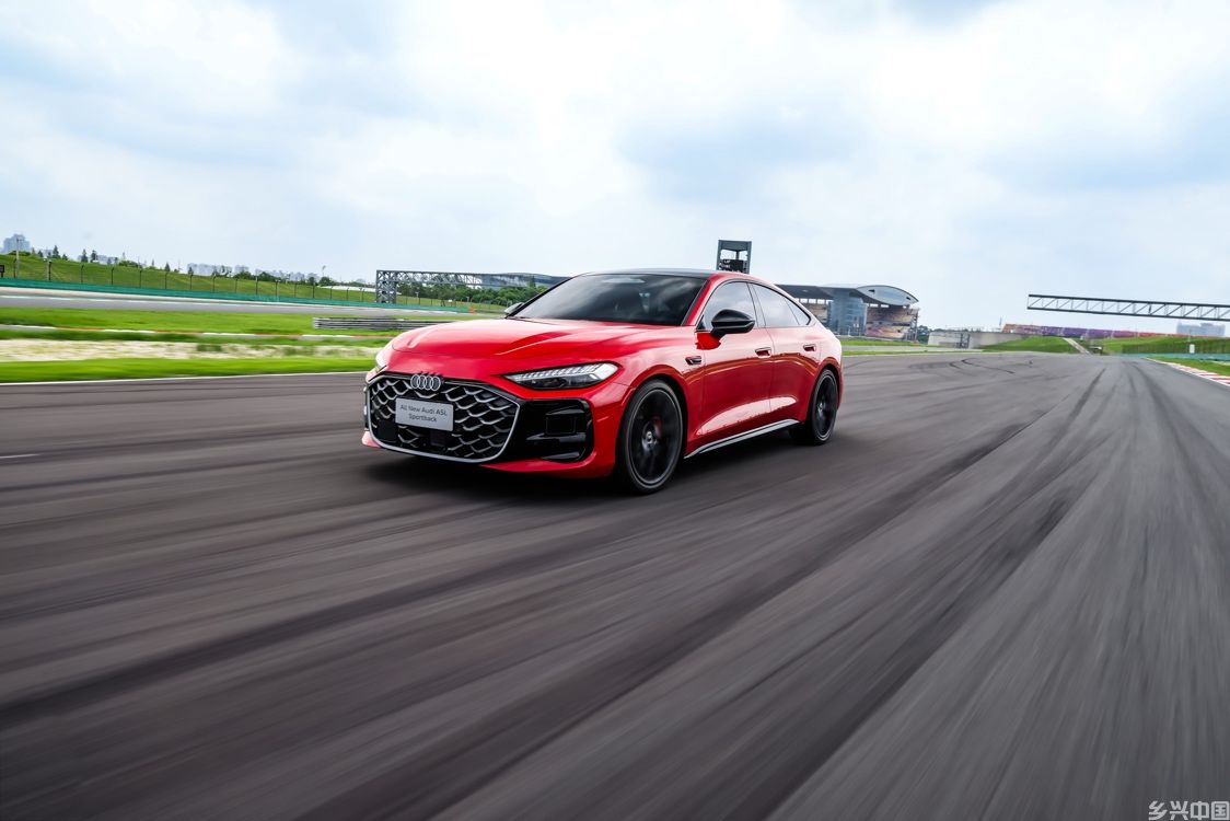 上汽奥迪A5LSportback全球首发 与华为乾崑智驾携手演绎“智美绝尘”(图1)