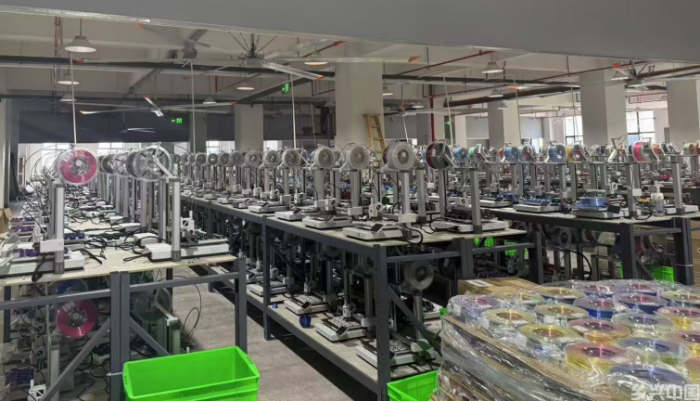 曾豪的自动化3D打印玩具新厂已经投产开工。受访者供图