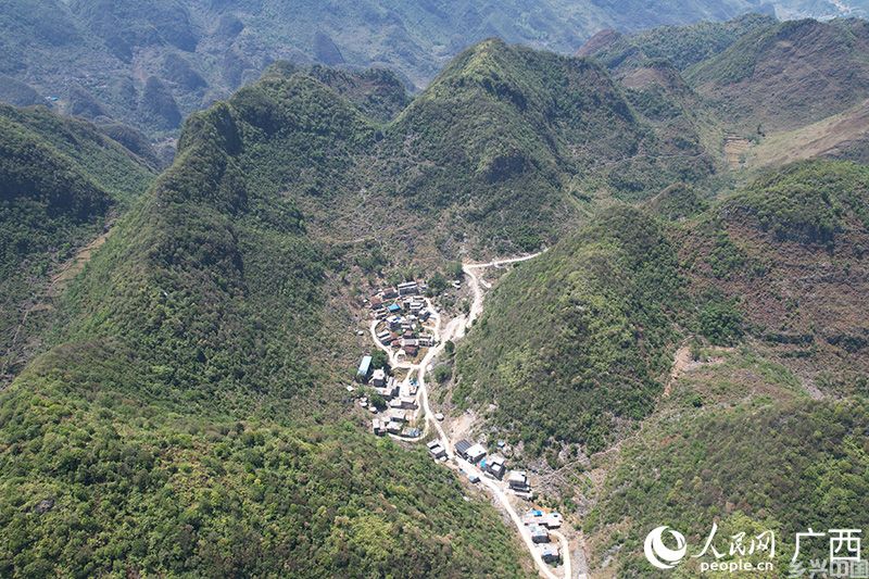 大石山区深处的弄恒屯。人民网 梁章晖摄