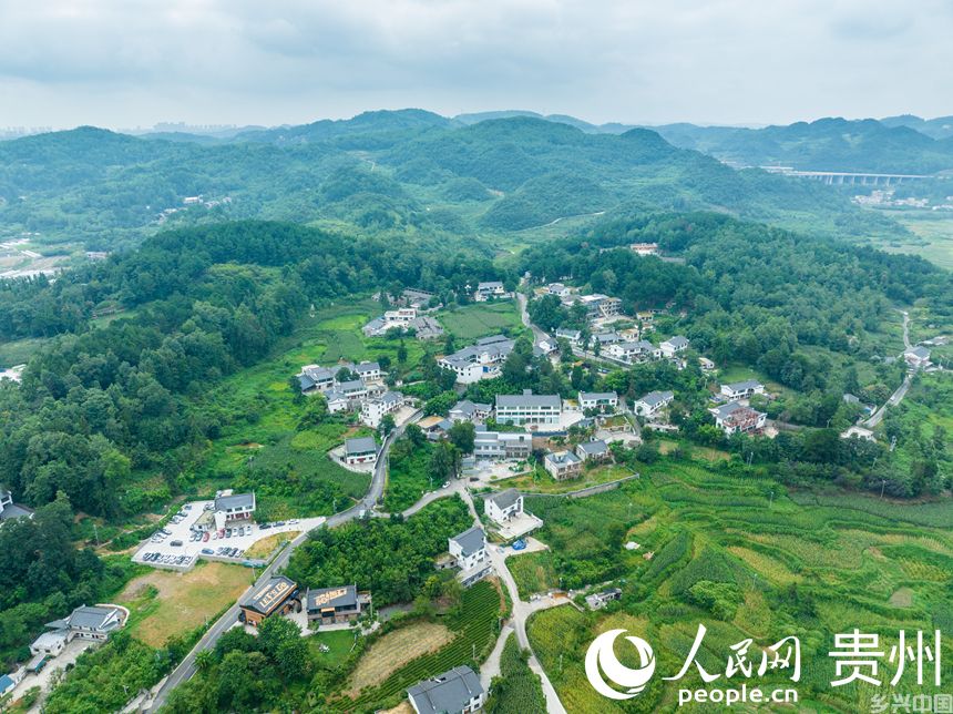 航拍贵阳观山湖区高寨村。人民网 阳茜摄