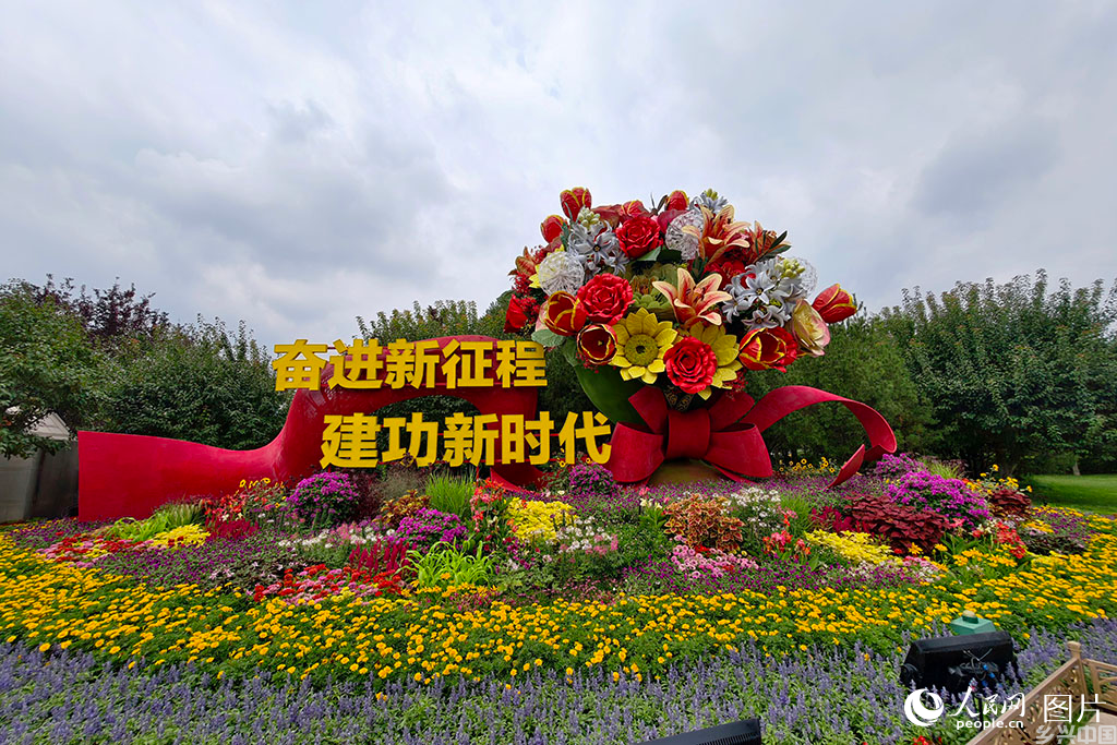 复兴门东北角的“美好明天”花坛。人民网记者 翁奇羽摄