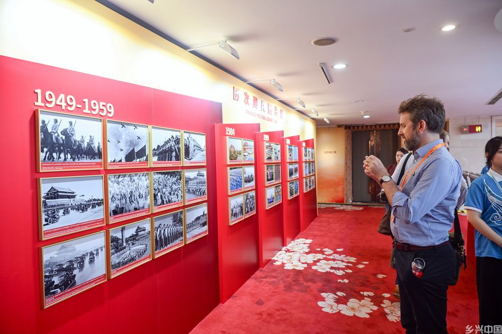 8月28日，记者在新闻中心参观历次阅兵图片展。