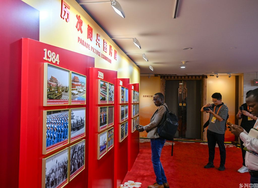 8月28日，记者在新闻中心参观历次阅兵图片展。
