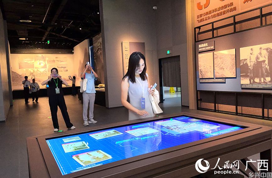 与会嘉宾参观飞虎队常设展览。人民网 付华周摄