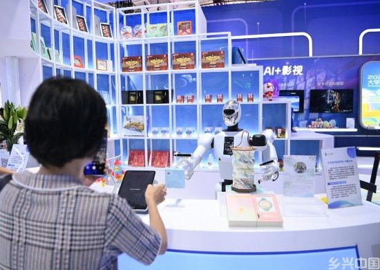   9月11日，在服贸会文旅服务专题展区，参观者在“海淀有礼文创机器人快闪店”与机器人互动。新华社记者 肖潇 摄