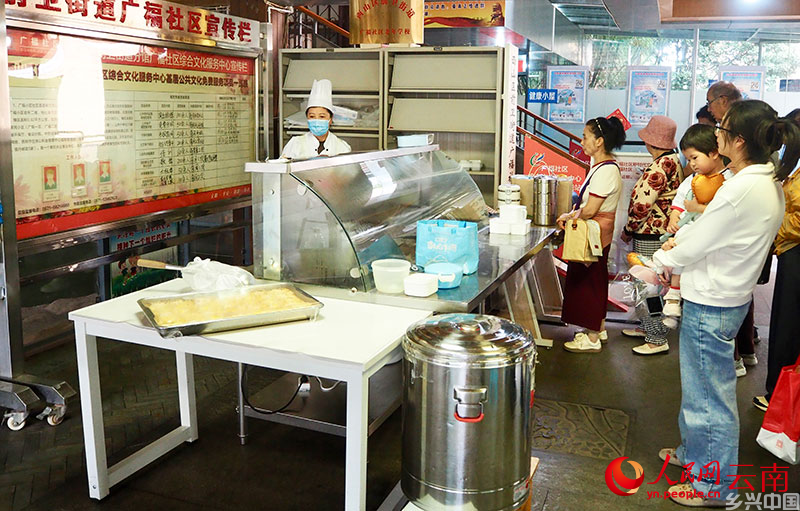 饭点，广福小区社区幸福食堂广福一期助餐点排起长队。人民网 王娴摄