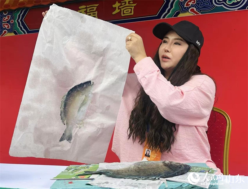 来自青岛的手工艺人现场展示鱼拓技艺。人民网 郑昕桥摄